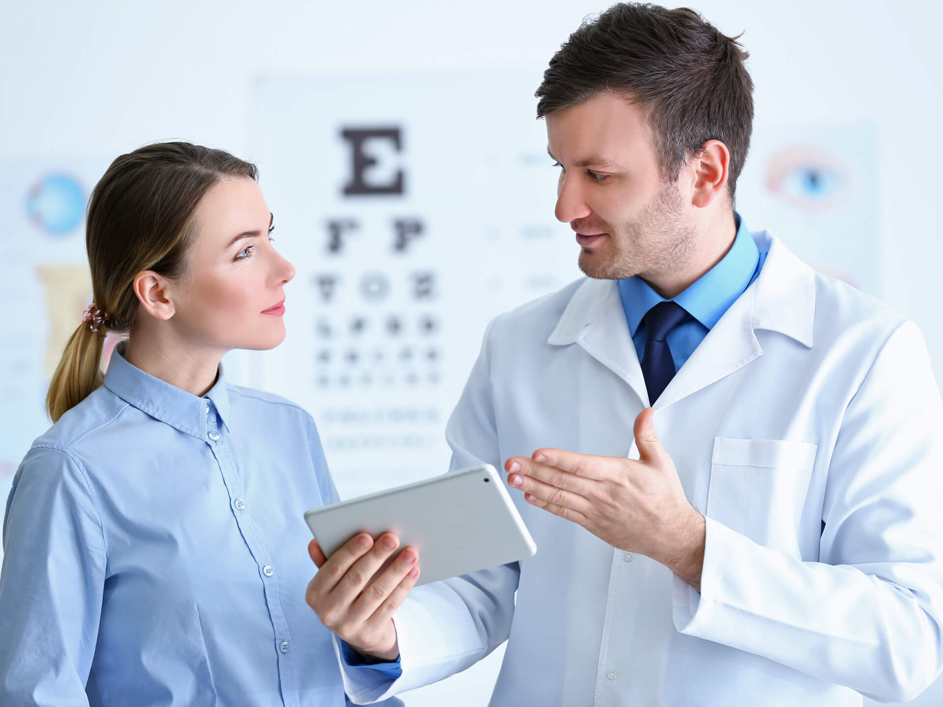 Augenarzt, Frau, Optiker, Sehtest, Ergebnisse, Patient, Arztgespräch, Klinik, Ophthalmologe, Sehbehinderung, Augenbeschwerden, Therapie
