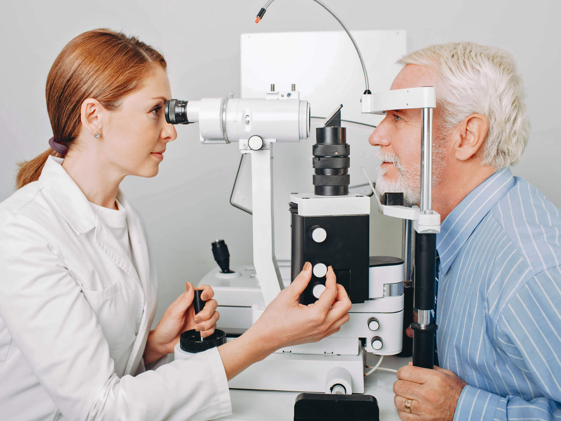 Sehtest, Senior, Mann, Augenärztin, Augentest, Optikerin, Spaltlampe, Glaukom, Sehbehinderung, Ophthalmologie